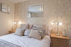 How to choose furniture to match the wallpaper in the bedroom photo