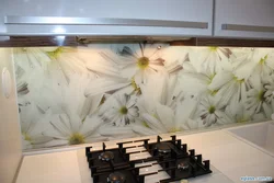 Фартук с цветами из пластика на кухне фото