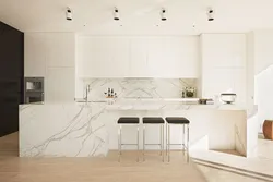 Дизайн кухни с белой столешницей под мрамор фото