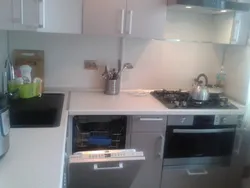 Кухня в хрущевке дизайн фото с посудомоечной машиной