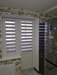 Рулонные шторы для кухни с балконным окном фото