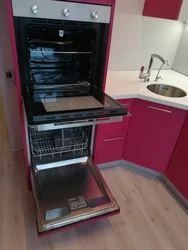Кухня с посудомоечной машиной и духовым шкафом фото