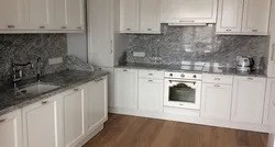 Белая кухня з шэрай стальніцай пад мармур фота
