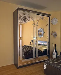 How to close a mirror in a bedroom closet photo