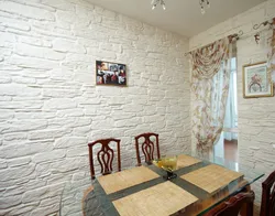 Плитка на стене в кухне у стола фото