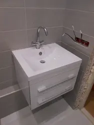 Banyoda fotoşəkildə bir şkaf ilə bir lavabo necə qurulacaq