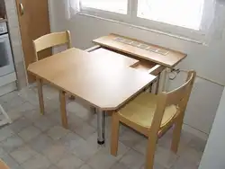 Абедзенны стол для маленькай кухні да сцяны фота