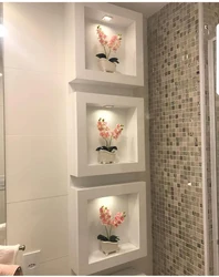 Тақтайшалардан немесе гипсокартон фотосуретінен жасалған сөрелермен ванна