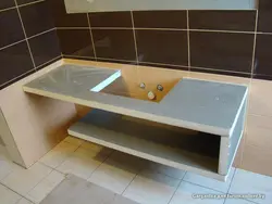 Vanna otağı fotoşəkilində alçıpandan hazırlanmış lavabonun altında tezgah