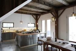 Дизайн потолка на кухне в деревянном доме фото
