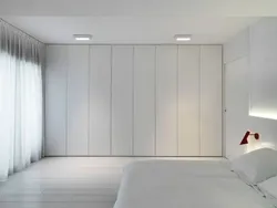 Белый шкаф в спальню на всю стену фото