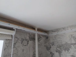 Натяжной потолок на кухне с газовой трубой фото