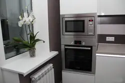 Кухня духовой шкаф и микроволновка в одном шкафу фото