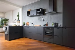 Серая кухня с черными ручками и деревянной столешницей фото