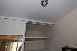 Шкаф до потолка в спальне с натяжными потолками фото