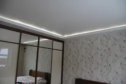 Шкаф до потолка в спальне с натяжными потолками фото