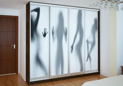 Жатын бөлмесінің гардеробына арналған өрнекпен айналар фото