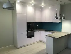 Ошхона сафед бо countertop сиёҳ ва акс бар зидди бар