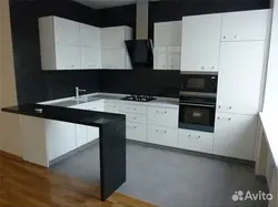 Кухня белая с черной столешницей и барной стойкой фото