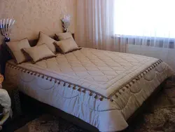 Yataq otağı fotoşəkili üçün yataq örtüyü pərdə parçadan hazırlanmışdır