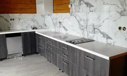 White marbled kitchen apron with gray kitchen photo