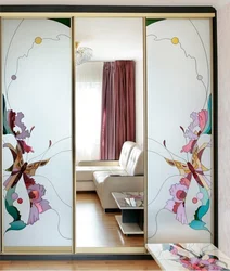 Photo of wardrobes in the bedroom with a pattern on one mirror