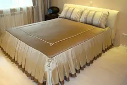 Sew a bedspread from curtain fabric in the bedroom photo