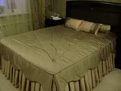 Sew a bedspread from curtain fabric in the bedroom photo