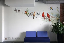 Интерьер гостиной с птицами