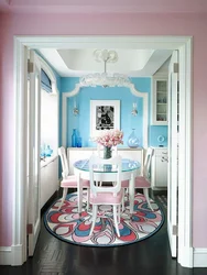 Розово голубой интерьер гостиной