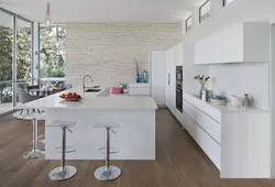 Интерьер кухни с белым камнем