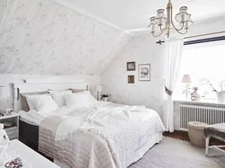 Интерьер спальни с белым потолком
