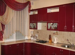 Бордовые шторы в интерьере кухни