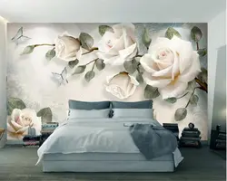 Кветкі ружы ў інтэр'еры спальні