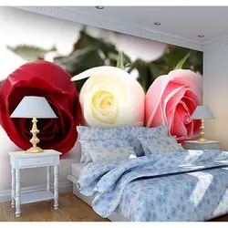 Кветкі ружы ў інтэр'еры спальні