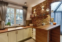 Деревянные окна в интерьере кухни