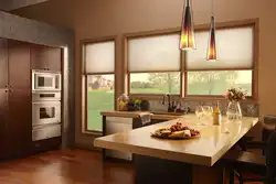 Деревянные окна в интерьере кухни