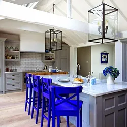Синий стол в интерьере кухни