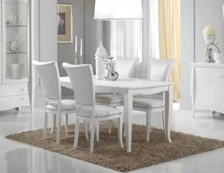 Белые стулья в интерьере гостиной