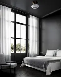 Інтэр'ер спальня чорна белае шторы