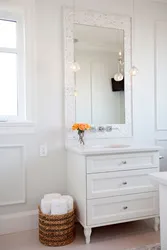 Белое зеркало в интерьере ванной