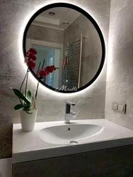 Черное зеркало в интерьере ванной