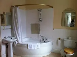 Шторка в интерьере угловой ванной