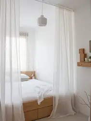 Інтэр'ер спальні з ложкам за шторамі