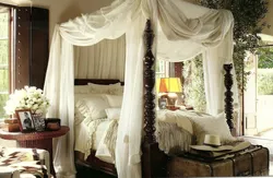 Інтэр'ер спальні з ложкам за шторамі
