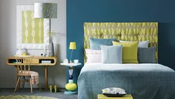 Желтый с синим в интерьере спальни