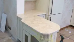Столешница мрамор саламанка в интерьере кухни