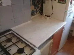 Стальніца мармур саламанку ў інтэр'еры кухні