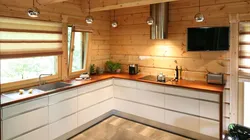 Белая кухня в интерьере деревянного дома