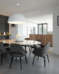 Круглый серый стол в интерьере кухни